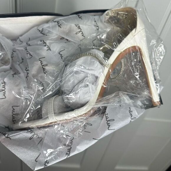 New in Box Lulus white Damsia size 10 heel. Never worn - Picture 4 of 5